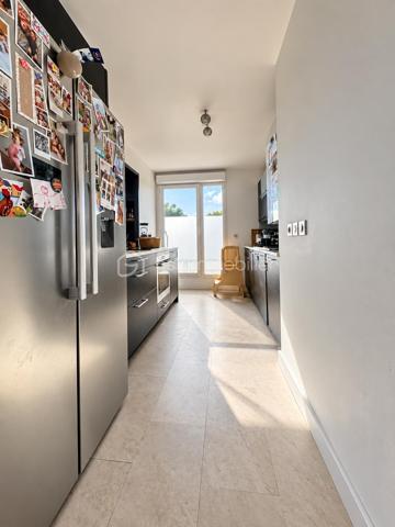 Dans une résidence calme et sécurisée, découvrez ce bel appartement en duplex, 4 pièces de standing d’environ 100 m², situé au dernier étage et bénéficiant d’une exposition Sud-Est.

L’appartement s’ouvre sur une véritable entrée desservant un spacieux salon-séjour avec accès direct à la terrasse, ainsi qu’une cuisine américaine entièrement équipée. Une chambre avec rangements et un WC indépendant complètent ce niveau.

À l’étage, vous trouverez deux belles chambres de 15 et 16 m², une salle de bains ainsi qu’un second WC.

L’appartement bénéficie également d’un agréable balcon-terrasse, idéalement exposé.

Un box fermé avec porte de garage motorisée est vendu avec l’appartement.

Un appartement spacieux, lumineux et parfaitement agencé, dans un environnement calme et sécurisé.