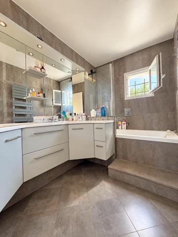 Dans une résidence calme et sécurisée, découvrez ce bel appartement en duplex, 4 pièces de standing d’environ 100 m², situé au dernier étage et bénéficiant d’une exposition Sud-Est.

L’appartement s’ouvre sur une véritable entrée desservant un spacieux salon-séjour avec accès direct à la terrasse, ainsi qu’une cuisine américaine entièrement équipée. Une chambre avec rangements et un WC indépendant complètent ce niveau.

À l’étage, vous trouverez deux belles chambres de 15 et 16 m², une salle de bains ainsi qu’un second WC.

L’appartement bénéficie également d’un agréable balcon-terrasse, idéalement exposé.

Un box fermé avec porte de garage motorisée est vendu avec l’appartement.

Un appartement spacieux, lumineux et parfaitement agencé, dans un environnement calme et sécurisé.