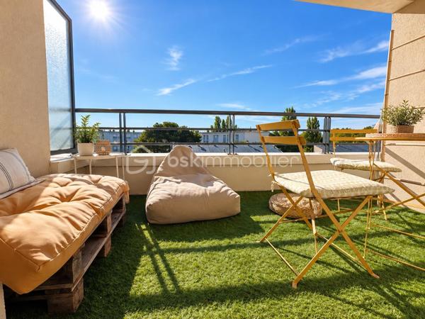 Dans une résidence calme et sécurisée, découvrez ce bel appartement en duplex, 4 pièces de standing d’environ 100 m², situé au dernier étage et bénéficiant d’une exposition Sud-Est.

L’appartement s’ouvre sur une véritable entrée desservant un spacieux salon-séjour avec accès direct à la terrasse, ainsi qu’une cuisine américaine entièrement équipée. Une chambre avec rangements et un WC indépendant complètent ce niveau.

À l’étage, vous trouverez deux belles chambres de 15 et 16 m², une salle de bains ainsi qu’un second WC.

L’appartement bénéficie également d’un agréable balcon-terrasse, idéalement exposé.

Un box fermé avec porte de garage motorisée est vendu avec l’appartement.

Un appartement spacieux, lumineux et parfaitement agencé, dans un environnement calme et sécurisé.