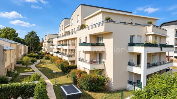 Dans une résidence calme et sécurisée, découvrez ce bel appartement en duplex, 4 pièces de standing d’environ 100 m², situé au dernier étage et bénéficiant d’une exposition Sud-Est.

L’appartement s’ouvre sur une véritable entrée desservant un spacieux salon-séjour avec accès direct à la terrasse, ainsi qu’une cuisine américaine entièrement équipée. Une chambre avec rangements et un WC indépendant complètent ce niveau.

À l’étage, vous trouverez deux belles chambres de 15 et 16 m², une salle de bains ainsi qu’un second WC.

L’appartement bénéficie également d’un agréable balcon-terrasse, idéalement exposé.

Un box fermé avec porte de garage motorisée est vendu avec l’appartement.

Un appartement spacieux, lumineux et parfaitement agencé, dans un environnement calme et sécurisé.