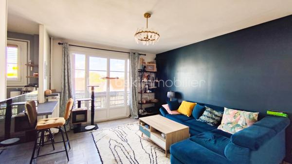 Stéphanie PERET vous présente en exclusivité cet agréable appartement de 4 pièces d'une superficie de 70,02 m² Carrez, situé au 2éme étage avec ascenseur d'une copropriété bien entretenue.

Un aménagement optimisé et sans perte d'espace :

Côté jour : Une entrée menant à une pièce de vie lumineuse avec sa cuisine équipée et aménagée ouverte sur le séjour.

Côté nuit : 3 chambres spacieuses et au calme, parfaitement adaptées pour une famille ou un espace télétravail.

Salles d'eau / WC : Une salle d'eau et des WC séparés.

Les + du bien :

Cave privative en sous-sol pour un espace de stockage supplémentaire.
Disposition traversante offrant une excellente luminosité naturelle tout au long de la journée.
Chauffage collectif au gaz.
Emplacement pratique à proximité immédiate des commerces, des écoles et des transports en commun de Noisy-le-Sec (environ 7 min pour rejoindre la gare de Noisy-le-Sec (RER E, Tramway T1) et bus 105 et 143/145 à proximité.

A vos appels !