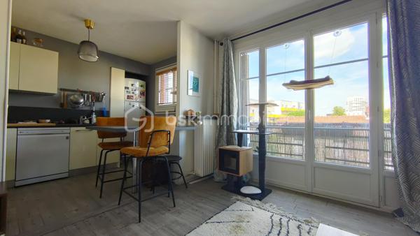 Stéphanie PERET vous présente en exclusivité cet agréable appartement de 4 pièces d'une superficie de 70,02 m² Carrez, situé au 2éme étage avec ascenseur d'une copropriété bien entretenue.

Un aménagement optimisé et sans perte d'espace :

Côté jour : Une entrée menant à une pièce de vie lumineuse avec sa cuisine équipée et aménagée ouverte sur le séjour.

Côté nuit : 3 chambres spacieuses et au calme, parfaitement adaptées pour une famille ou un espace télétravail.

Salles d'eau / WC : Une salle d'eau et des WC séparés.

Les + du bien :

Cave privative en sous-sol pour un espace de stockage supplémentaire.
Disposition traversante offrant une excellente luminosité naturelle tout au long de la journée.
Chauffage collectif au gaz.
Emplacement pratique à proximité immédiate des commerces, des écoles et des transports en commun de Noisy-le-Sec (environ 7 min pour rejoindre la gare de Noisy-le-Sec (RER E, Tramway T1) et bus 105 et 143/145 à proximité.

A vos appels !