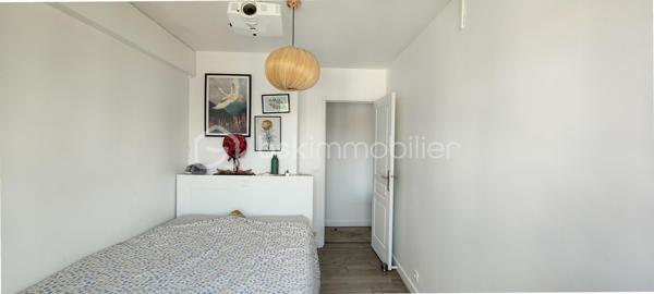 Stéphanie PERET vous présente en exclusivité cet agréable appartement de 4 pièces d'une superficie de 70,02 m² Carrez, situé au 2éme étage avec ascenseur d'une copropriété bien entretenue.

Un aménagement optimisé et sans perte d'espace :

Côté jour : Une entrée menant à une pièce de vie lumineuse avec sa cuisine équipée et aménagée ouverte sur le séjour.

Côté nuit : 3 chambres spacieuses et au calme, parfaitement adaptées pour une famille ou un espace télétravail.

Salles d'eau / WC : Une salle d'eau et des WC séparés.

Les + du bien :

Cave privative en sous-sol pour un espace de stockage supplémentaire.
Disposition traversante offrant une excellente luminosité naturelle tout au long de la journée.
Chauffage collectif au gaz.
Emplacement pratique à proximité immédiate des commerces, des écoles et des transports en commun de Noisy-le-Sec (environ 7 min pour rejoindre la gare de Noisy-le-Sec (RER E, Tramway T1) et bus 105 et 143/145 à proximité.

A vos appels !