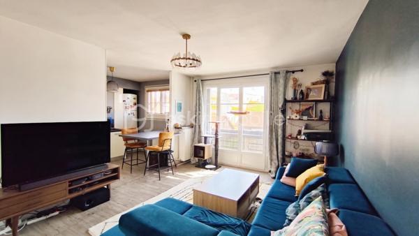 Stéphanie PERET vous présente en exclusivité cet agréable appartement de 4 pièces d'une superficie de 70,02 m² Carrez, situé au 2éme étage avec ascenseur d'une copropriété bien entretenue.

Un aménagement optimisé et sans perte d'espace :

Côté jour : Une entrée menant à une pièce de vie lumineuse avec sa cuisine équipée et aménagée ouverte sur le séjour.

Côté nuit : 3 chambres spacieuses et au calme, parfaitement adaptées pour une famille ou un espace télétravail.

Salles d'eau / WC : Une salle d'eau et des WC séparés.

Les + du bien :

Cave privative en sous-sol pour un espace de stockage supplémentaire.
Disposition traversante offrant une excellente luminosité naturelle tout au long de la journée.
Chauffage collectif au gaz.
Emplacement pratique à proximité immédiate des commerces, des écoles et des transports en commun de Noisy-le-Sec (environ 7 min pour rejoindre la gare de Noisy-le-Sec (RER E, Tramway T1) et bus 105 et 143/145 à proximité.

A vos appels !