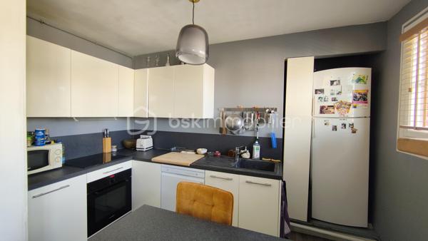 Stéphanie PERET vous présente en exclusivité cet agréable appartement de 4 pièces d'une superficie de 70,02 m² Carrez, situé au 2éme étage avec ascenseur d'une copropriété bien entretenue.

Un aménagement optimisé et sans perte d'espace :

Côté jour : Une entrée menant à une pièce de vie lumineuse avec sa cuisine équipée et aménagée ouverte sur le séjour.

Côté nuit : 3 chambres spacieuses et au calme, parfaitement adaptées pour une famille ou un espace télétravail.

Salles d'eau / WC : Une salle d'eau et des WC séparés.

Les + du bien :

Cave privative en sous-sol pour un espace de stockage supplémentaire.
Disposition traversante offrant une excellente luminosité naturelle tout au long de la journée.
Chauffage collectif au gaz.
Emplacement pratique à proximité immédiate des commerces, des écoles et des transports en commun de Noisy-le-Sec (environ 7 min pour rejoindre la gare de Noisy-le-Sec (RER E, Tramway T1) et bus 105 et 143/145 à proximité.

A vos appels !