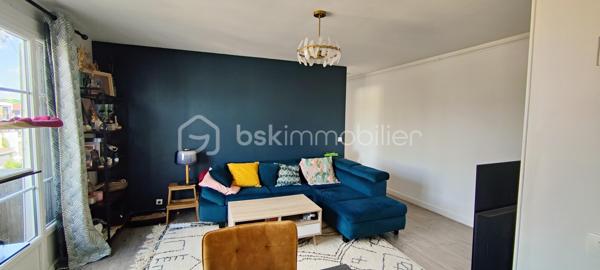 Stéphanie PERET vous présente en exclusivité cet agréable appartement de 4 pièces d'une superficie de 70,02 m² Carrez, situé au 2éme étage avec ascenseur d'une copropriété bien entretenue.

Un aménagement optimisé et sans perte d'espace :

Côté jour : Une entrée menant à une pièce de vie lumineuse avec sa cuisine équipée et aménagée ouverte sur le séjour.

Côté nuit : 3 chambres spacieuses et au calme, parfaitement adaptées pour une famille ou un espace télétravail.

Salles d'eau / WC : Une salle d'eau et des WC séparés.

Les + du bien :

Cave privative en sous-sol pour un espace de stockage supplémentaire.
Disposition traversante offrant une excellente luminosité naturelle tout au long de la journée.
Chauffage collectif au gaz.
Emplacement pratique à proximité immédiate des commerces, des écoles et des transports en commun de Noisy-le-Sec (environ 7 min pour rejoindre la gare de Noisy-le-Sec (RER E, Tramway T1) et bus 105 et 143/145 à proximité.

A vos appels !