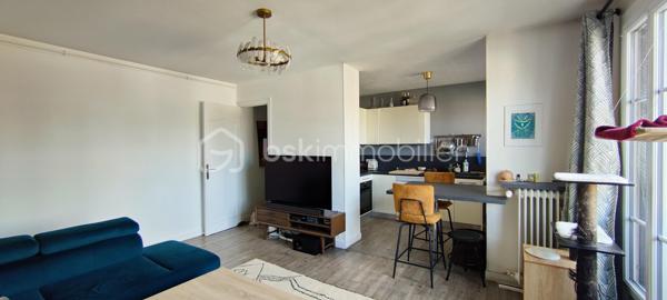 Stéphanie PERET vous présente en exclusivité cet agréable appartement de 4 pièces d'une superficie de 70,02 m² Carrez, situé au 2éme étage avec ascenseur d'une copropriété bien entretenue.

Un aménagement optimisé et sans perte d'espace :

Côté jour : Une entrée menant à une pièce de vie lumineuse avec sa cuisine équipée et aménagée ouverte sur le séjour.

Côté nuit : 3 chambres spacieuses et au calme, parfaitement adaptées pour une famille ou un espace télétravail.

Salles d'eau / WC : Une salle d'eau et des WC séparés.

Les + du bien :

Cave privative en sous-sol pour un espace de stockage supplémentaire.
Disposition traversante offrant une excellente luminosité naturelle tout au long de la journée.
Chauffage collectif au gaz.
Emplacement pratique à proximité immédiate des commerces, des écoles et des transports en commun de Noisy-le-Sec (environ 7 min pour rejoindre la gare de Noisy-le-Sec (RER E, Tramway T1) et bus 105 et 143/145 à proximité.

A vos appels !