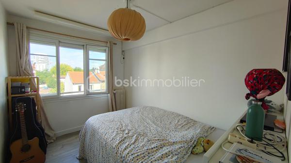 Stéphanie PERET vous présente en exclusivité cet agréable appartement de 4 pièces d'une superficie de 70,02 m² Carrez, situé au 2éme étage avec ascenseur d'une copropriété bien entretenue.

Un aménagement optimisé et sans perte d'espace :

Côté jour : Une entrée menant à une pièce de vie lumineuse avec sa cuisine équipée et aménagée ouverte sur le séjour.

Côté nuit : 3 chambres spacieuses et au calme, parfaitement adaptées pour une famille ou un espace télétravail.

Salles d'eau / WC : Une salle d'eau et des WC séparés.

Les + du bien :

Cave privative en sous-sol pour un espace de stockage supplémentaire.
Disposition traversante offrant une excellente luminosité naturelle tout au long de la journée.
Chauffage collectif au gaz.
Emplacement pratique à proximité immédiate des commerces, des écoles et des transports en commun de Noisy-le-Sec (environ 7 min pour rejoindre la gare de Noisy-le-Sec (RER E, Tramway T1) et bus 105 et 143/145 à proximité.

A vos appels !