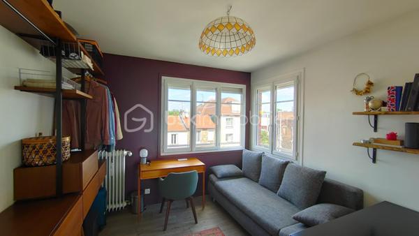 Stéphanie PERET vous présente en exclusivité cet agréable appartement de 4 pièces d'une superficie de 70,02 m² Carrez, situé au 2éme étage avec ascenseur d'une copropriété bien entretenue.

Un aménagement optimisé et sans perte d'espace :

Côté jour : Une entrée menant à une pièce de vie lumineuse avec sa cuisine équipée et aménagée ouverte sur le séjour.

Côté nuit : 3 chambres spacieuses et au calme, parfaitement adaptées pour une famille ou un espace télétravail.

Salles d'eau / WC : Une salle d'eau et des WC séparés.

Les + du bien :

Cave privative en sous-sol pour un espace de stockage supplémentaire.
Disposition traversante offrant une excellente luminosité naturelle tout au long de la journée.
Chauffage collectif au gaz.
Emplacement pratique à proximité immédiate des commerces, des écoles et des transports en commun de Noisy-le-Sec (environ 7 min pour rejoindre la gare de Noisy-le-Sec (RER E, Tramway T1) et bus 105 et 143/145 à proximité.

A vos appels !