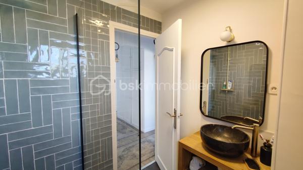 Stéphanie PERET vous présente en exclusivité cet agréable appartement de 4 pièces d'une superficie de 70,02 m² Carrez, situé au 2éme étage avec ascenseur d'une copropriété bien entretenue.

Un aménagement optimisé et sans perte d'espace :

Côté jour : Une entrée menant à une pièce de vie lumineuse avec sa cuisine équipée et aménagée ouverte sur le séjour.

Côté nuit : 3 chambres spacieuses et au calme, parfaitement adaptées pour une famille ou un espace télétravail.

Salles d'eau / WC : Une salle d'eau et des WC séparés.

Les + du bien :

Cave privative en sous-sol pour un espace de stockage supplémentaire.
Disposition traversante offrant une excellente luminosité naturelle tout au long de la journée.
Chauffage collectif au gaz.
Emplacement pratique à proximité immédiate des commerces, des écoles et des transports en commun de Noisy-le-Sec (environ 7 min pour rejoindre la gare de Noisy-le-Sec (RER E, Tramway T1) et bus 105 et 143/145 à proximité.

A vos appels !