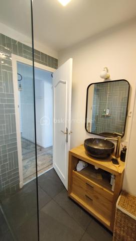 Stéphanie PERET vous présente en exclusivité cet agréable appartement de 4 pièces d'une superficie de 70,02 m² Carrez, situé au 2éme étage avec ascenseur d'une copropriété bien entretenue.

Un aménagement optimisé et sans perte d'espace :

Côté jour : Une entrée menant à une pièce de vie lumineuse avec sa cuisine équipée et aménagée ouverte sur le séjour.

Côté nuit : 3 chambres spacieuses et au calme, parfaitement adaptées pour une famille ou un espace télétravail.

Salles d'eau / WC : Une salle d'eau et des WC séparés.

Les + du bien :

Cave privative en sous-sol pour un espace de stockage supplémentaire.
Disposition traversante offrant une excellente luminosité naturelle tout au long de la journée.
Chauffage collectif au gaz.
Emplacement pratique à proximité immédiate des commerces, des écoles et des transports en commun de Noisy-le-Sec (environ 7 min pour rejoindre la gare de Noisy-le-Sec (RER E, Tramway T1) et bus 105 et 143/145 à proximité.

A vos appels !