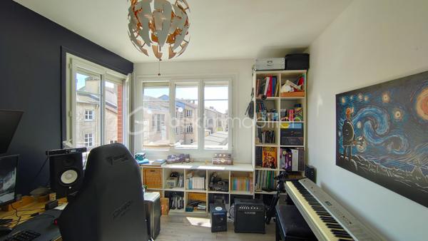 Stéphanie PERET vous présente en exclusivité cet agréable appartement de 4 pièces d'une superficie de 70,02 m² Carrez, situé au 2éme étage avec ascenseur d'une copropriété bien entretenue.

Un aménagement optimisé et sans perte d'espace :

Côté jour : Une entrée menant à une pièce de vie lumineuse avec sa cuisine équipée et aménagée ouverte sur le séjour.

Côté nuit : 3 chambres spacieuses et au calme, parfaitement adaptées pour une famille ou un espace télétravail.

Salles d'eau / WC : Une salle d'eau et des WC séparés.

Les + du bien :

Cave privative en sous-sol pour un espace de stockage supplémentaire.
Disposition traversante offrant une excellente luminosité naturelle tout au long de la journée.
Chauffage collectif au gaz.
Emplacement pratique à proximité immédiate des commerces, des écoles et des transports en commun de Noisy-le-Sec (environ 7 min pour rejoindre la gare de Noisy-le-Sec (RER E, Tramway T1) et bus 105 et 143/145 à proximité.

A vos appels !
