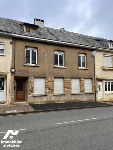 Maison de village située sur la commune de Raucourt et Flaba comprenant:

- au rez-de-chaussé...