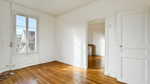 Marly-le-Roi (78160) LUMINEUX APPARTEMENT 2 PIECES EN DERNIER ETAGE PROCHE GARE.