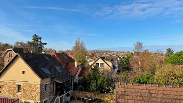 Marly-le-Roi (78160) LUMINEUX APPARTEMENT 2 PIECES EN DERNIER ETAGE PROCHE GARE.