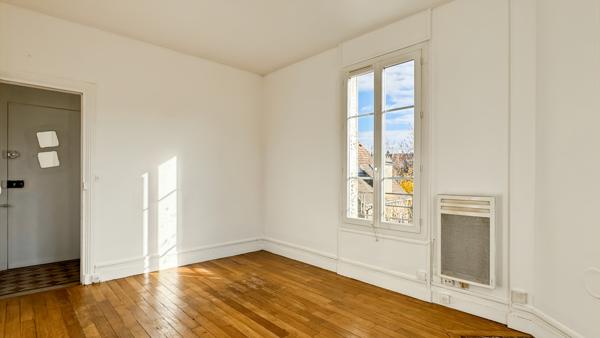 Marly-le-Roi (78160) LUMINEUX APPARTEMENT 2 PIECES EN DERNIER ETAGE PROCHE GARE.