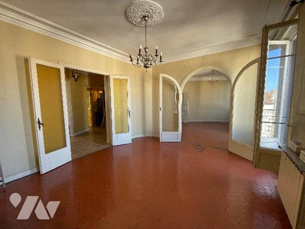 T5/6, 43 cours LIEUTAUD 13006, au 3° asc , surface 137m², à rénover, chambre de bonne et cave.