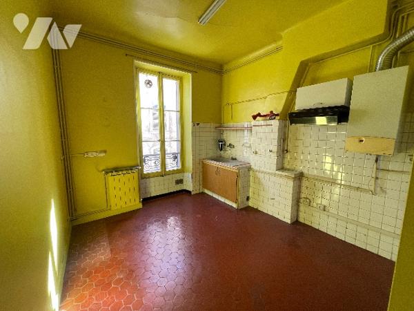 T5/6, 43 cours LIEUTAUD 13006, au 3° asc , surface 137m², à rénover, chambre de bonne et cave.