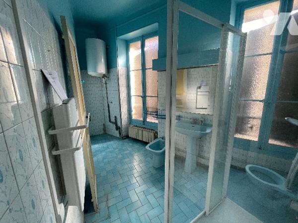 T5/6, 43 cours LIEUTAUD 13006, au 3° asc , surface 137m², à rénover, chambre de bonne et cave.