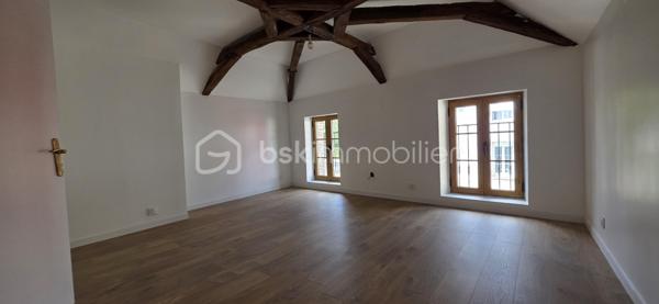 Charmante maison ancienne avec terrain constructible composé de 2 parcelles

Découvrez cette maison pleine de caractère, idéale pour une famille ou pour un projet immobilier.
La maison
3 chambres
Cuisine indépendante
Salle d'eau (SDO)
Salon / séjour lumineux
Environnement calme et agréable

La propriété bénéficie d'un terrain composé de deux parcelles constructibles, offrant de nombreuses possibilités :
✅ Construction d'une belle maison individuelle
✅ Projet familial ou investissement immobilier
✅ Possibilité de détacher une parcelle pour une nouvelle construction
✅ Cadre de vie agréable et potentiel de valorisation important

Les atouts
Maison habitable avec cachet authentique
Terrain rare sur le secteur en plein centre de la commune 
Parcelles constructibles
Nombreuses possibilités d'aménagement et de développement
Une opportunité à ne pas manquer

Que vous recherchiez une résidence principale avec un grand terrain ou un projet de construction, ce bien offre un potentiel exceptionnel.

Contactez moi dès maintenant pour plus d'informations et organiser une visite.