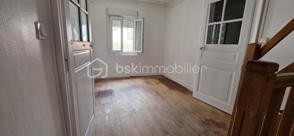 Charmante maison ancienne avec terrain constructible composé de 2 parcelles

Découvrez cette maison pleine de caractère, idéale pour une famille ou pour un projet immobilier.
La maison
3 chambres
Cuisine indépendante
Salle d'eau (SDO)
Salon / séjour lumineux
Environnement calme et agréable

La propriété bénéficie d'un terrain composé de deux parcelles constructibles, offrant de nombreuses possibilités :
✅ Construction d'une belle maison individuelle
✅ Projet familial ou investissement immobilier
✅ Possibilité de détacher une parcelle pour une nouvelle construction
✅ Cadre de vie agréable et potentiel de valorisation important

Les atouts
Maison habitable avec cachet authentique
Terrain rare sur le secteur en plein centre de la commune 
Parcelles constructibles
Nombreuses possibilités d'aménagement et de développement
Une opportunité à ne pas manquer

Que vous recherchiez une résidence principale avec un grand terrain ou un projet de construction, ce bien offre un potentiel exceptionnel.

Contactez moi dès maintenant pour plus d'informations et organiser une visite.