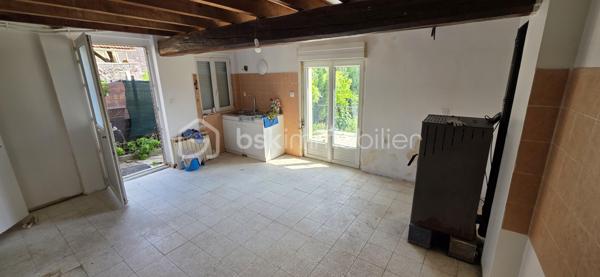 Charmante maison ancienne avec terrain constructible composé de 2 parcelles

Découvrez cette maison pleine de caractère, idéale pour une famille ou pour un projet immobilier.
La maison
3 chambres
Cuisine indépendante
Salle d'eau (SDO)
Salon / séjour lumineux
Environnement calme et agréable

La propriété bénéficie d'un terrain composé de deux parcelles constructibles, offrant de nombreuses possibilités :
✅ Construction d'une belle maison individuelle
✅ Projet familial ou investissement immobilier
✅ Possibilité de détacher une parcelle pour une nouvelle construction
✅ Cadre de vie agréable et potentiel de valorisation important

Les atouts
Maison habitable avec cachet authentique
Terrain rare sur le secteur en plein centre de la commune 
Parcelles constructibles
Nombreuses possibilités d'aménagement et de développement
Une opportunité à ne pas manquer

Que vous recherchiez une résidence principale avec un grand terrain ou un projet de construction, ce bien offre un potentiel exceptionnel.

Contactez moi dès maintenant pour plus d'informations et organiser une visite.