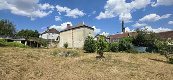 Charmante maison ancienne avec terrain constructible composé de 2 parcelles

Découvrez cette maison pleine de caractère, idéale pour une famille ou pour un projet immobilier.
La maison
3 chambres
Cuisine indépendante
Salle d'eau (SDO)
Salon / séjour lumineux
Environnement calme et agréable

La propriété bénéficie d'un terrain composé de deux parcelles constructibles, offrant de nombreuses possibilités :
✅ Construction d'une belle maison individuelle
✅ Projet familial ou investissement immobilier
✅ Possibilité de détacher une parcelle pour une nouvelle construction
✅ Cadre de vie agréable et potentiel de valorisation important

Les atouts
Maison habitable avec cachet authentique
Terrain rare sur le secteur en plein centre de la commune 
Parcelles constructibles
Nombreuses possibilités d'aménagement et de développement
Une opportunité à ne pas manquer

Que vous recherchiez une résidence principale avec un grand terrain ou un projet de construction, ce bien offre un potentiel exceptionnel.

Contactez moi dès maintenant pour plus d'informations et organiser une visite.