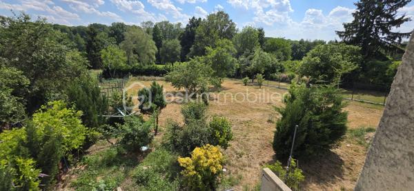 Charmante maison ancienne avec terrain constructible composé de 2 parcelles

Découvrez cette maison pleine de caractère, idéale pour une famille ou pour un projet immobilier.
La maison
3 chambres
Cuisine indépendante
Salle d'eau (SDO)
Salon / séjour lumineux
Environnement calme et agréable

La propriété bénéficie d'un terrain composé de deux parcelles constructibles, offrant de nombreuses possibilités :
✅ Construction d'une belle maison individuelle
✅ Projet familial ou investissement immobilier
✅ Possibilité de détacher une parcelle pour une nouvelle construction
✅ Cadre de vie agréable et potentiel de valorisation important

Les atouts
Maison habitable avec cachet authentique
Terrain rare sur le secteur en plein centre de la commune 
Parcelles constructibles
Nombreuses possibilités d'aménagement et de développement
Une opportunité à ne pas manquer

Que vous recherchiez une résidence principale avec un grand terrain ou un projet de construction, ce bien offre un potentiel exceptionnel.

Contactez moi dès maintenant pour plus d'informations et organiser une visite.