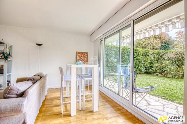 Versailles Clagny Labruyère - Appartement 4 pièces 89 M² rez de-jardin avec cave et place de parking en sous-sol €620 000 ** - Référence 27549