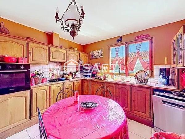 Maison T4 de plain-pied avec jardin terrasse et bassin