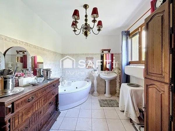 Maison T4 de plain-pied avec jardin terrasse et bassin