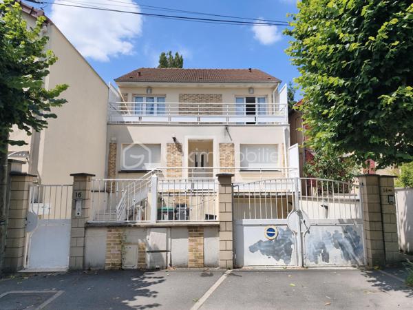 DESCRIPTION

BSK IMMOBILIER Mr COULONGEAT WILLIAM VOUS PROPOSE EN EXCLUSIVITE

Maison comprenant 3 lots: Appartement de 170 m² / Grand Garage  de 55 m² pour mini 5 voitures / 2 Appartements  Type F2 de 40 m² et 35 m² Aménagé avec terrasse séparé. idéal investisseur rendement locatif ou artisan

Située à Sevran, Secteur Pavillonnaire calme et agréable , à quelques minutes des commodités: écoles, commerces, axes autoroutier, Gare 'Sevran  RER B , à seulement 12 minutes a pied .

Maison Année 2013  pleine de charme, édifiée sur une parcelle de terrain de 400 m² comprenant 3 lots: possibilité agrandissement fond du jardin .

- Au niveau principal: un Grand Séjour / Salon LUMINEUX donnant sur terrasse ,  Une cuisine ouverte aménagée et équipée avec sa terrasse aussi, Une salle d'eau , WC indépendant , Deux chambres .
- Les combles récemment aménagé isolation , avec douche et toilette en 2025 environ 30 m²
- Escalier récent 2025 . 

Une Visite s'impose rapidement Rare sur le Secteur
Bon Rapport Locatif .