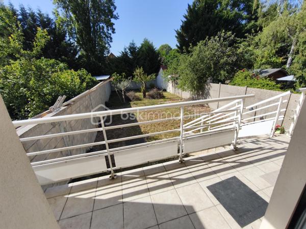 DESCRIPTION

BSK IMMOBILIER Mr COULONGEAT WILLIAM VOUS PROPOSE EN EXCLUSIVITE

Maison comprenant 3 lots: Appartement de 170 m² / Grand Garage  de 55 m² pour mini 5 voitures / 2 Appartements  Type F2 de 40 m² et 35 m² Aménagé avec terrasse séparé. idéal investisseur rendement locatif ou artisan

Située à Sevran, Secteur Pavillonnaire calme et agréable , à quelques minutes des commodités: écoles, commerces, axes autoroutier, Gare 'Sevran  RER B , à seulement 12 minutes a pied .

Maison Année 2013  pleine de charme, édifiée sur une parcelle de terrain de 400 m² comprenant 3 lots: possibilité agrandissement fond du jardin .

- Au niveau principal: un Grand Séjour / Salon LUMINEUX donnant sur terrasse ,  Une cuisine ouverte aménagée et équipée avec sa terrasse aussi, Une salle d'eau , WC indépendant , Deux chambres .
- Les combles récemment aménagé isolation , avec douche et toilette en 2025 environ 30 m²
- Escalier récent 2025 . 

Une Visite s'impose rapidement Rare sur le Secteur
Bon Rapport Locatif .