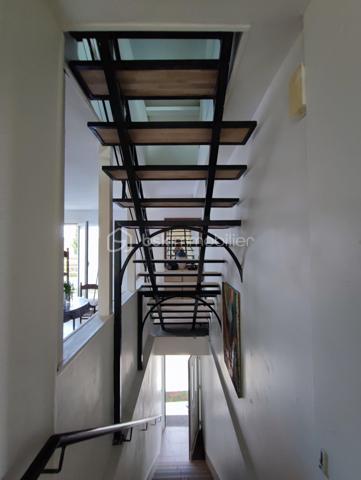 DESCRIPTION

BSK IMMOBILIER Mr COULONGEAT WILLIAM VOUS PROPOSE EN EXCLUSIVITE

Maison comprenant 3 lots: Appartement de 170 m² / Grand Garage  de 55 m² pour mini 5 voitures / 2 Appartements  Type F2 de 40 m² et 35 m² Aménagé avec terrasse séparé. idéal investisseur rendement locatif ou artisan

Située à Sevran, Secteur Pavillonnaire calme et agréable , à quelques minutes des commodités: écoles, commerces, axes autoroutier, Gare 'Sevran  RER B , à seulement 12 minutes a pied .

Maison Année 2013  pleine de charme, édifiée sur une parcelle de terrain de 400 m² comprenant 3 lots: possibilité agrandissement fond du jardin .

- Au niveau principal: un Grand Séjour / Salon LUMINEUX donnant sur terrasse ,  Une cuisine ouverte aménagée et équipée avec sa terrasse aussi, Une salle d'eau , WC indépendant , Deux chambres .
- Les combles récemment aménagé isolation , avec douche et toilette en 2025 environ 30 m²
- Escalier récent 2025 . 

Une Visite s'impose rapidement Rare sur le Secteur
Bon Rapport Locatif .