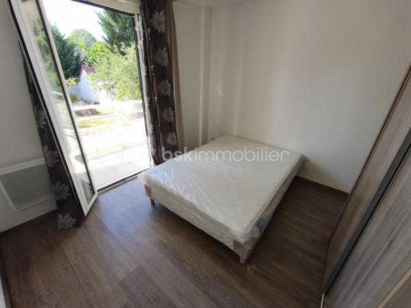 DESCRIPTION

BSK IMMOBILIER Mr COULONGEAT WILLIAM VOUS PROPOSE EN EXCLUSIVITE

Maison comprenant 3 lots: Appartement de 170 m² / Grand Garage  de 55 m² pour mini 5 voitures / 2 Appartements  Type F2 de 40 m² et 35 m² Aménagé avec terrasse séparé. idéal investisseur rendement locatif ou artisan

Située à Sevran, Secteur Pavillonnaire calme et agréable , à quelques minutes des commodités: écoles, commerces, axes autoroutier, Gare 'Sevran  RER B , à seulement 12 minutes a pied .

Maison Année 2013  pleine de charme, édifiée sur une parcelle de terrain de 400 m² comprenant 3 lots: possibilité agrandissement fond du jardin .

- Au niveau principal: un Grand Séjour / Salon LUMINEUX donnant sur terrasse ,  Une cuisine ouverte aménagée et équipée avec sa terrasse aussi, Une salle d'eau , WC indépendant , Deux chambres .
- Les combles récemment aménagé isolation , avec douche et toilette en 2025 environ 30 m²
- Escalier récent 2025 . 

Une Visite s'impose rapidement Rare sur le Secteur
Bon Rapport Locatif .