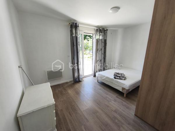 DESCRIPTION

BSK IMMOBILIER Mr COULONGEAT WILLIAM VOUS PROPOSE EN EXCLUSIVITE

Maison comprenant 3 lots: Appartement de 170 m² / Grand Garage  de 55 m² pour mini 5 voitures / 2 Appartements  Type F2 de 40 m² et 35 m² Aménagé avec terrasse séparé. idéal investisseur rendement locatif ou artisan

Située à Sevran, Secteur Pavillonnaire calme et agréable , à quelques minutes des commodités: écoles, commerces, axes autoroutier, Gare 'Sevran  RER B , à seulement 12 minutes a pied .

Maison Année 2013  pleine de charme, édifiée sur une parcelle de terrain de 400 m² comprenant 3 lots: possibilité agrandissement fond du jardin .

- Au niveau principal: un Grand Séjour / Salon LUMINEUX donnant sur terrasse ,  Une cuisine ouverte aménagée et équipée avec sa terrasse aussi, Une salle d'eau , WC indépendant , Deux chambres .
- Les combles récemment aménagé isolation , avec douche et toilette en 2025 environ 30 m²
- Escalier récent 2025 . 

Une Visite s'impose rapidement Rare sur le Secteur
Bon Rapport Locatif .