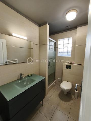 DESCRIPTION

BSK IMMOBILIER Mr COULONGEAT WILLIAM VOUS PROPOSE EN EXCLUSIVITE

Maison comprenant 3 lots: Appartement de 170 m² / Grand Garage  de 55 m² pour mini 5 voitures / 2 Appartements  Type F2 de 40 m² et 35 m² Aménagé avec terrasse séparé. idéal investisseur rendement locatif ou artisan

Située à Sevran, Secteur Pavillonnaire calme et agréable , à quelques minutes des commodités: écoles, commerces, axes autoroutier, Gare 'Sevran  RER B , à seulement 12 minutes a pied .

Maison Année 2013  pleine de charme, édifiée sur une parcelle de terrain de 400 m² comprenant 3 lots: possibilité agrandissement fond du jardin .

- Au niveau principal: un Grand Séjour / Salon LUMINEUX donnant sur terrasse ,  Une cuisine ouverte aménagée et équipée avec sa terrasse aussi, Une salle d'eau , WC indépendant , Deux chambres .
- Les combles récemment aménagé isolation , avec douche et toilette en 2025 environ 30 m²
- Escalier récent 2025 . 

Une Visite s'impose rapidement Rare sur le Secteur
Bon Rapport Locatif .