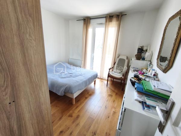 DESCRIPTION

BSK IMMOBILIER Mr COULONGEAT WILLIAM VOUS PROPOSE EN EXCLUSIVITE

Maison comprenant 3 lots: Appartement de 170 m² / Grand Garage  de 55 m² pour mini 5 voitures / 2 Appartements  Type F2 de 40 m² et 35 m² Aménagé avec terrasse séparé. idéal investisseur rendement locatif ou artisan

Située à Sevran, Secteur Pavillonnaire calme et agréable , à quelques minutes des commodités: écoles, commerces, axes autoroutier, Gare 'Sevran  RER B , à seulement 12 minutes a pied .

Maison Année 2013  pleine de charme, édifiée sur une parcelle de terrain de 400 m² comprenant 3 lots: possibilité agrandissement fond du jardin .

- Au niveau principal: un Grand Séjour / Salon LUMINEUX donnant sur terrasse ,  Une cuisine ouverte aménagée et équipée avec sa terrasse aussi, Une salle d'eau , WC indépendant , Deux chambres .
- Les combles récemment aménagé isolation , avec douche et toilette en 2025 environ 30 m²
- Escalier récent 2025 . 

Une Visite s'impose rapidement Rare sur le Secteur
Bon Rapport Locatif .