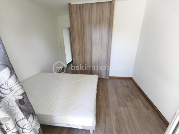 DESCRIPTION

BSK IMMOBILIER Mr COULONGEAT WILLIAM VOUS PROPOSE EN EXCLUSIVITE

Maison comprenant 3 lots: Appartement de 170 m² / Grand Garage  de 55 m² pour mini 5 voitures / 2 Appartements  Type F2 de 40 m² et 35 m² Aménagé avec terrasse séparé. idéal investisseur rendement locatif ou artisan

Située à Sevran, Secteur Pavillonnaire calme et agréable , à quelques minutes des commodités: écoles, commerces, axes autoroutier, Gare 'Sevran  RER B , à seulement 12 minutes a pied .

Maison Année 2013  pleine de charme, édifiée sur une parcelle de terrain de 400 m² comprenant 3 lots: possibilité agrandissement fond du jardin .

- Au niveau principal: un Grand Séjour / Salon LUMINEUX donnant sur terrasse ,  Une cuisine ouverte aménagée et équipée avec sa terrasse aussi, Une salle d'eau , WC indépendant , Deux chambres .
- Les combles récemment aménagé isolation , avec douche et toilette en 2025 environ 30 m²
- Escalier récent 2025 . 

Une Visite s'impose rapidement Rare sur le Secteur
Bon Rapport Locatif .