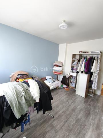DESCRIPTION

BSK IMMOBILIER Mr COULONGEAT WILLIAM VOUS PROPOSE EN EXCLUSIVITE

Maison comprenant 3 lots: Appartement de 170 m² / Grand Garage  de 55 m² pour mini 5 voitures / 2 Appartements  Type F2 de 40 m² et 35 m² Aménagé avec terrasse séparé. idéal investisseur rendement locatif ou artisan

Située à Sevran, Secteur Pavillonnaire calme et agréable , à quelques minutes des commodités: écoles, commerces, axes autoroutier, Gare 'Sevran  RER B , à seulement 12 minutes a pied .

Maison Année 2013  pleine de charme, édifiée sur une parcelle de terrain de 400 m² comprenant 3 lots: possibilité agrandissement fond du jardin .

- Au niveau principal: un Grand Séjour / Salon LUMINEUX donnant sur terrasse ,  Une cuisine ouverte aménagée et équipée avec sa terrasse aussi, Une salle d'eau , WC indépendant , Deux chambres .
- Les combles récemment aménagé isolation , avec douche et toilette en 2025 environ 30 m²
- Escalier récent 2025 . 

Une Visite s'impose rapidement Rare sur le Secteur
Bon Rapport Locatif .