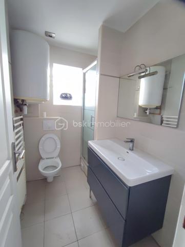 DESCRIPTION

BSK IMMOBILIER Mr COULONGEAT WILLIAM VOUS PROPOSE EN EXCLUSIVITE

Maison comprenant 3 lots: Appartement de 170 m² / Grand Garage  de 55 m² pour mini 5 voitures / 2 Appartements  Type F2 de 40 m² et 35 m² Aménagé avec terrasse séparé. idéal investisseur rendement locatif ou artisan

Située à Sevran, Secteur Pavillonnaire calme et agréable , à quelques minutes des commodités: écoles, commerces, axes autoroutier, Gare 'Sevran  RER B , à seulement 12 minutes a pied .

Maison Année 2013  pleine de charme, édifiée sur une parcelle de terrain de 400 m² comprenant 3 lots: possibilité agrandissement fond du jardin .

- Au niveau principal: un Grand Séjour / Salon LUMINEUX donnant sur terrasse ,  Une cuisine ouverte aménagée et équipée avec sa terrasse aussi, Une salle d'eau , WC indépendant , Deux chambres .
- Les combles récemment aménagé isolation , avec douche et toilette en 2025 environ 30 m²
- Escalier récent 2025 . 

Une Visite s'impose rapidement Rare sur le Secteur
Bon Rapport Locatif .