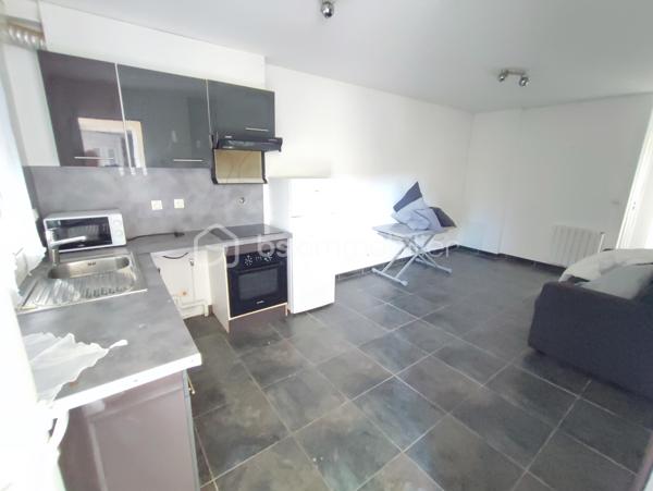 DESCRIPTION

BSK IMMOBILIER Mr COULONGEAT WILLIAM VOUS PROPOSE EN EXCLUSIVITE

Maison comprenant 3 lots: Appartement de 170 m² / Grand Garage  de 55 m² pour mini 5 voitures / 2 Appartements  Type F2 de 40 m² et 35 m² Aménagé avec terrasse séparé. idéal investisseur rendement locatif ou artisan

Située à Sevran, Secteur Pavillonnaire calme et agréable , à quelques minutes des commodités: écoles, commerces, axes autoroutier, Gare 'Sevran  RER B , à seulement 12 minutes a pied .

Maison Année 2013  pleine de charme, édifiée sur une parcelle de terrain de 400 m² comprenant 3 lots: possibilité agrandissement fond du jardin .

- Au niveau principal: un Grand Séjour / Salon LUMINEUX donnant sur terrasse ,  Une cuisine ouverte aménagée et équipée avec sa terrasse aussi, Une salle d'eau , WC indépendant , Deux chambres .
- Les combles récemment aménagé isolation , avec douche et toilette en 2025 environ 30 m²
- Escalier récent 2025 . 

Une Visite s'impose rapidement Rare sur le Secteur
Bon Rapport Locatif .