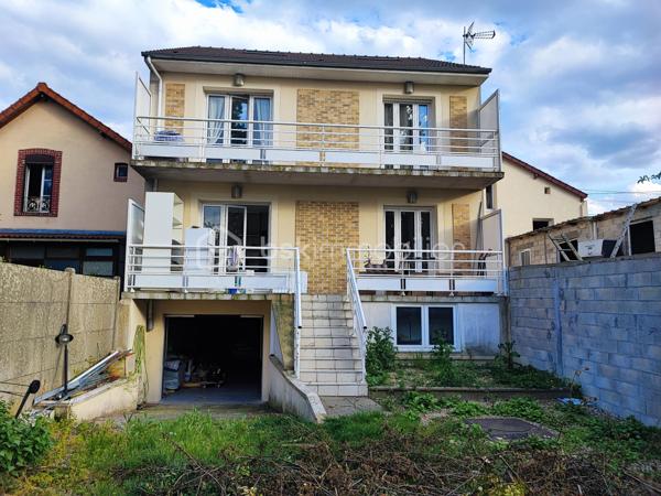 DESCRIPTION

BSK IMMOBILIER Mr COULONGEAT WILLIAM VOUS PROPOSE EN EXCLUSIVITE

Maison comprenant 3 lots: Appartement de 170 m² / Grand Garage  de 55 m² pour mini 5 voitures / 2 Appartements  Type F2 de 40 m² et 35 m² Aménagé avec terrasse séparé. idéal investisseur rendement locatif ou artisan

Située à Sevran, Secteur Pavillonnaire calme et agréable , à quelques minutes des commodités: écoles, commerces, axes autoroutier, Gare 'Sevran  RER B , à seulement 12 minutes a pied .

Maison Année 2013  pleine de charme, édifiée sur une parcelle de terrain de 400 m² comprenant 3 lots: possibilité agrandissement fond du jardin .

- Au niveau principal: un Grand Séjour / Salon LUMINEUX donnant sur terrasse ,  Une cuisine ouverte aménagée et équipée avec sa terrasse aussi, Une salle d'eau , WC indépendant , Deux chambres .
- Les combles récemment aménagé isolation , avec douche et toilette en 2025 environ 30 m²
- Escalier récent 2025 . 

Une Visite s'impose rapidement Rare sur le Secteur
Bon Rapport Locatif .