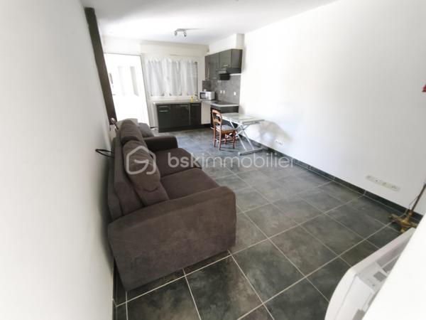DESCRIPTION

BSK IMMOBILIER Mr COULONGEAT WILLIAM VOUS PROPOSE EN EXCLUSIVITE

Maison comprenant 3 lots: Appartement de 170 m² / Grand Garage  de 55 m² pour mini 5 voitures / 2 Appartements  Type F2 de 40 m² et 35 m² Aménagé avec terrasse séparé. idéal investisseur rendement locatif ou artisan

Située à Sevran, Secteur Pavillonnaire calme et agréable , à quelques minutes des commodités: écoles, commerces, axes autoroutier, Gare 'Sevran  RER B , à seulement 12 minutes a pied .

Maison Année 2013  pleine de charme, édifiée sur une parcelle de terrain de 400 m² comprenant 3 lots: possibilité agrandissement fond du jardin .

- Au niveau principal: un Grand Séjour / Salon LUMINEUX donnant sur terrasse ,  Une cuisine ouverte aménagée et équipée avec sa terrasse aussi, Une salle d'eau , WC indépendant , Deux chambres .
- Les combles récemment aménagé isolation , avec douche et toilette en 2025 environ 30 m²
- Escalier récent 2025 . 

Une Visite s'impose rapidement Rare sur le Secteur
Bon Rapport Locatif .