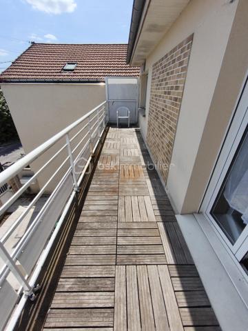 DESCRIPTION

BSK IMMOBILIER Mr COULONGEAT WILLIAM VOUS PROPOSE EN EXCLUSIVITE

Maison comprenant 3 lots: Appartement de 170 m² / Grand Garage  de 55 m² pour mini 5 voitures / 2 Appartements  Type F2 de 40 m² et 35 m² Aménagé avec terrasse séparé. idéal investisseur rendement locatif ou artisan

Située à Sevran, Secteur Pavillonnaire calme et agréable , à quelques minutes des commodités: écoles, commerces, axes autoroutier, Gare 'Sevran  RER B , à seulement 12 minutes a pied .

Maison Année 2013  pleine de charme, édifiée sur une parcelle de terrain de 400 m² comprenant 3 lots: possibilité agrandissement fond du jardin .

- Au niveau principal: un Grand Séjour / Salon LUMINEUX donnant sur terrasse ,  Une cuisine ouverte aménagée et équipée avec sa terrasse aussi, Une salle d'eau , WC indépendant , Deux chambres .
- Les combles récemment aménagé isolation , avec douche et toilette en 2025 environ 30 m²
- Escalier récent 2025 . 

Une Visite s'impose rapidement Rare sur le Secteur
Bon Rapport Locatif .