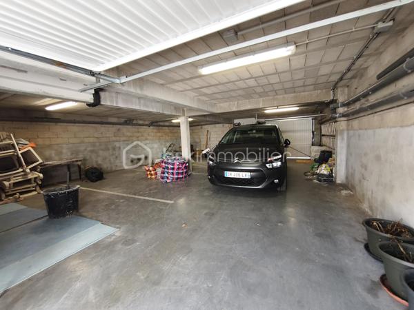 DESCRIPTION

BSK IMMOBILIER Mr COULONGEAT WILLIAM VOUS PROPOSE EN EXCLUSIVITE

Maison comprenant 3 lots: Appartement de 170 m² / Grand Garage  de 55 m² pour mini 5 voitures / 2 Appartements  Type F2 de 40 m² et 35 m² Aménagé avec terrasse séparé. idéal investisseur rendement locatif ou artisan

Située à Sevran, Secteur Pavillonnaire calme et agréable , à quelques minutes des commodités: écoles, commerces, axes autoroutier, Gare 'Sevran  RER B , à seulement 12 minutes a pied .

Maison Année 2013  pleine de charme, édifiée sur une parcelle de terrain de 400 m² comprenant 3 lots: possibilité agrandissement fond du jardin .

- Au niveau principal: un Grand Séjour / Salon LUMINEUX donnant sur terrasse ,  Une cuisine ouverte aménagée et équipée avec sa terrasse aussi, Une salle d'eau , WC indépendant , Deux chambres .
- Les combles récemment aménagé isolation , avec douche et toilette en 2025 environ 30 m²
- Escalier récent 2025 . 

Une Visite s'impose rapidement Rare sur le Secteur
Bon Rapport Locatif .