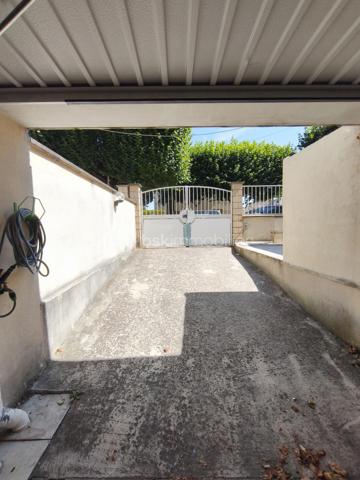 DESCRIPTION

BSK IMMOBILIER Mr COULONGEAT WILLIAM VOUS PROPOSE EN EXCLUSIVITE

Maison comprenant 3 lots: Appartement de 170 m² / Grand Garage  de 55 m² pour mini 5 voitures / 2 Appartements  Type F2 de 40 m² et 35 m² Aménagé avec terrasse séparé. idéal investisseur rendement locatif ou artisan

Située à Sevran, Secteur Pavillonnaire calme et agréable , à quelques minutes des commodités: écoles, commerces, axes autoroutier, Gare 'Sevran  RER B , à seulement 12 minutes a pied .

Maison Année 2013  pleine de charme, édifiée sur une parcelle de terrain de 400 m² comprenant 3 lots: possibilité agrandissement fond du jardin .

- Au niveau principal: un Grand Séjour / Salon LUMINEUX donnant sur terrasse ,  Une cuisine ouverte aménagée et équipée avec sa terrasse aussi, Une salle d'eau , WC indépendant , Deux chambres .
- Les combles récemment aménagé isolation , avec douche et toilette en 2025 environ 30 m²
- Escalier récent 2025 . 

Une Visite s'impose rapidement Rare sur le Secteur
Bon Rapport Locatif .