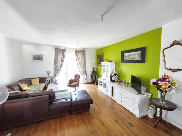 DESCRIPTION

BSK IMMOBILIER Mr COULONGEAT WILLIAM VOUS PROPOSE EN EXCLUSIVITE

Maison comprenant 3 lots: Appartement de 170 m² / Grand Garage  de 55 m² pour mini 5 voitures / 2 Appartements  Type F2 de 40 m² et 35 m² Aménagé avec terrasse séparé. idéal investisseur rendement locatif ou artisan

Située à Sevran, Secteur Pavillonnaire calme et agréable , à quelques minutes des commodités: écoles, commerces, axes autoroutier, Gare 'Sevran  RER B , à seulement 12 minutes a pied .

Maison Année 2013  pleine de charme, édifiée sur une parcelle de terrain de 400 m² comprenant 3 lots: possibilité agrandissement fond du jardin .

- Au niveau principal: un Grand Séjour / Salon LUMINEUX donnant sur terrasse ,  Une cuisine ouverte aménagée et équipée avec sa terrasse aussi, Une salle d'eau , WC indépendant , Deux chambres .
- Les combles récemment aménagé isolation , avec douche et toilette en 2025 environ 30 m²
- Escalier récent 2025 . 

Une Visite s'impose rapidement Rare sur le Secteur
Bon Rapport Locatif .