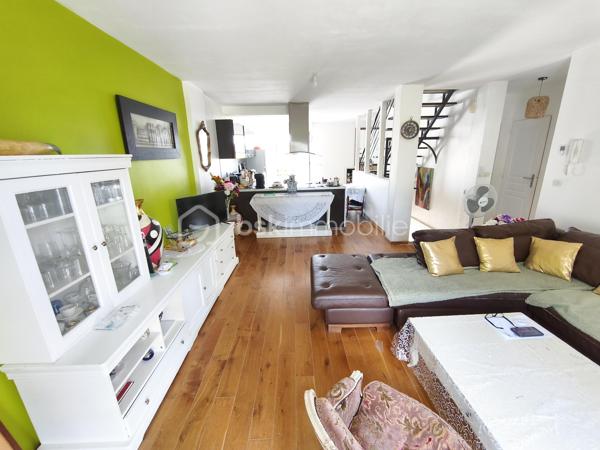 DESCRIPTION

BSK IMMOBILIER Mr COULONGEAT WILLIAM VOUS PROPOSE EN EXCLUSIVITE

Maison comprenant 3 lots: Appartement de 170 m² / Grand Garage  de 55 m² pour mini 5 voitures / 2 Appartements  Type F2 de 40 m² et 35 m² Aménagé avec terrasse séparé. idéal investisseur rendement locatif ou artisan

Située à Sevran, Secteur Pavillonnaire calme et agréable , à quelques minutes des commodités: écoles, commerces, axes autoroutier, Gare 'Sevran  RER B , à seulement 12 minutes a pied .

Maison Année 2013  pleine de charme, édifiée sur une parcelle de terrain de 400 m² comprenant 3 lots: possibilité agrandissement fond du jardin .

- Au niveau principal: un Grand Séjour / Salon LUMINEUX donnant sur terrasse ,  Une cuisine ouverte aménagée et équipée avec sa terrasse aussi, Une salle d'eau , WC indépendant , Deux chambres .
- Les combles récemment aménagé isolation , avec douche et toilette en 2025 environ 30 m²
- Escalier récent 2025 . 

Une Visite s'impose rapidement Rare sur le Secteur
Bon Rapport Locatif .