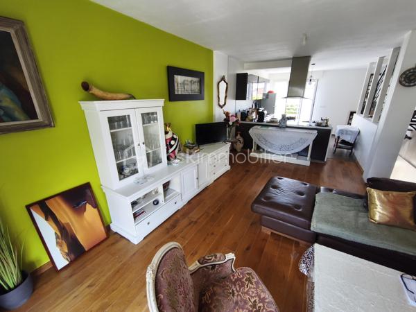 DESCRIPTION

BSK IMMOBILIER Mr COULONGEAT WILLIAM VOUS PROPOSE EN EXCLUSIVITE

Maison comprenant 3 lots: Appartement de 170 m² / Grand Garage  de 55 m² pour mini 5 voitures / 2 Appartements  Type F2 de 40 m² et 35 m² Aménagé avec terrasse séparé. idéal investisseur rendement locatif ou artisan

Située à Sevran, Secteur Pavillonnaire calme et agréable , à quelques minutes des commodités: écoles, commerces, axes autoroutier, Gare 'Sevran  RER B , à seulement 12 minutes a pied .

Maison Année 2013  pleine de charme, édifiée sur une parcelle de terrain de 400 m² comprenant 3 lots: possibilité agrandissement fond du jardin .

- Au niveau principal: un Grand Séjour / Salon LUMINEUX donnant sur terrasse ,  Une cuisine ouverte aménagée et équipée avec sa terrasse aussi, Une salle d'eau , WC indépendant , Deux chambres .
- Les combles récemment aménagé isolation , avec douche et toilette en 2025 environ 30 m²
- Escalier récent 2025 . 

Une Visite s'impose rapidement Rare sur le Secteur
Bon Rapport Locatif .